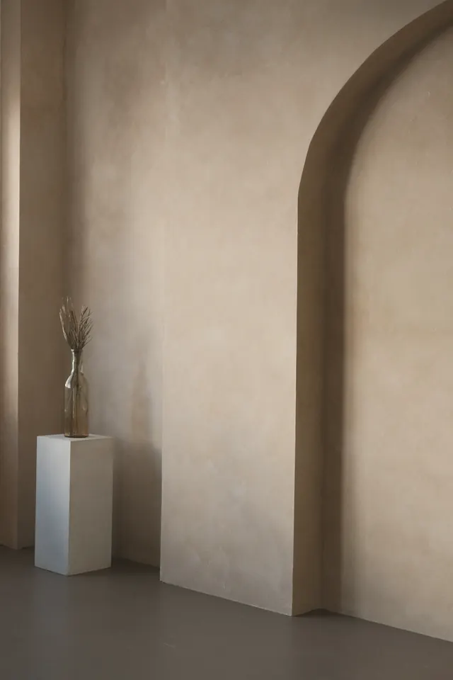Arche percée dans un mur en enduit chaulé