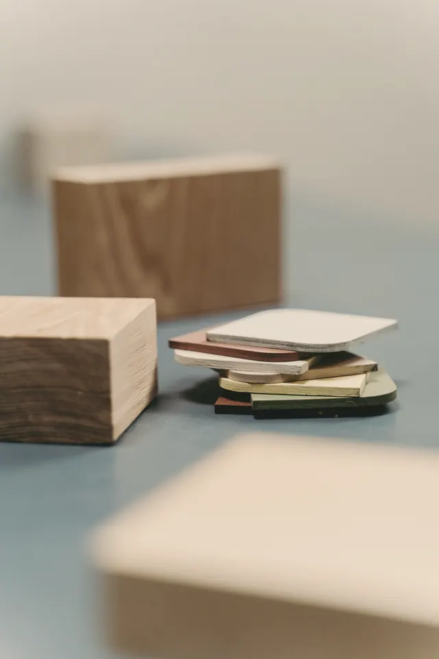 Échantillons de bois posés sur une table