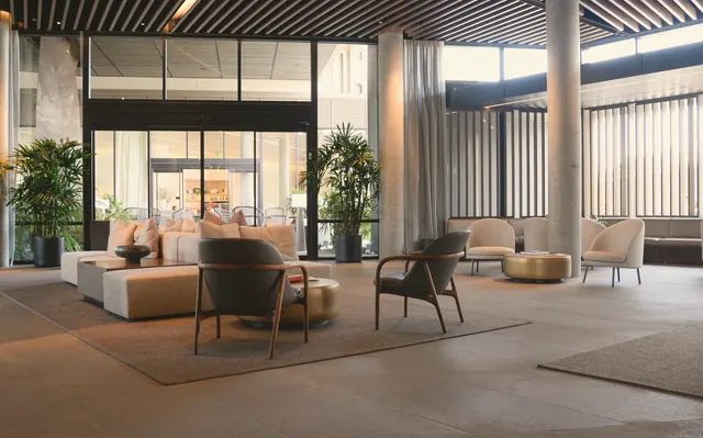 Fauteuils dans le salon d’un hôtel