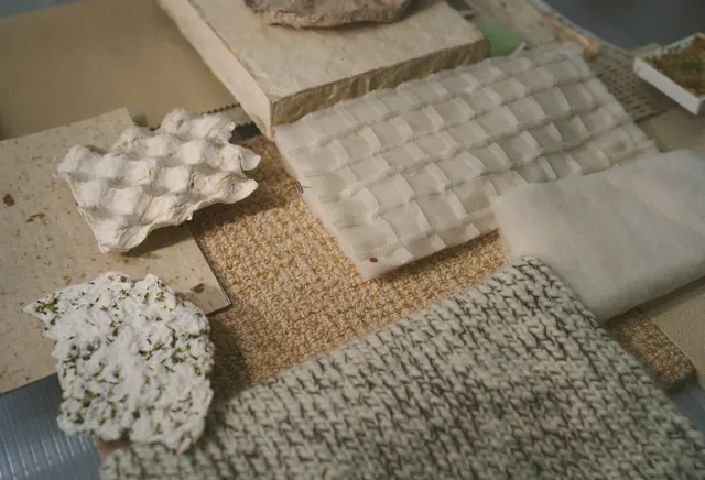 Échantillons de pierre, de laine et de bois sur une table
