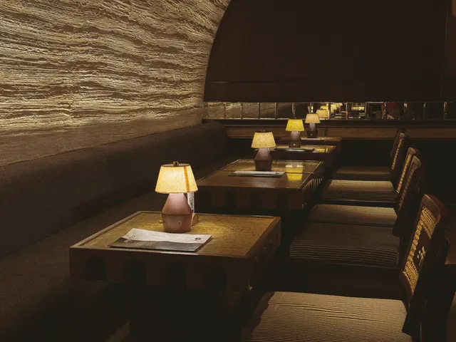 Salle de restaurant éclairée de lampes de table