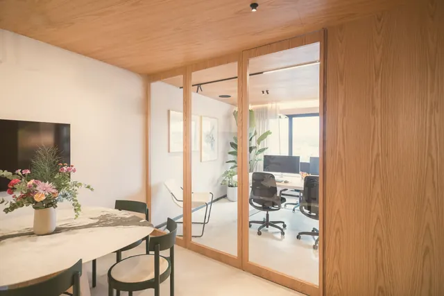 Bureaux vitrés et espace de réunion en chêne