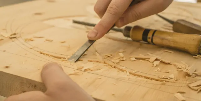 Gouge creusant une pièce de bois