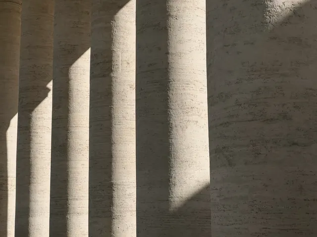 Colonnes de travertin dans la lumière rasante