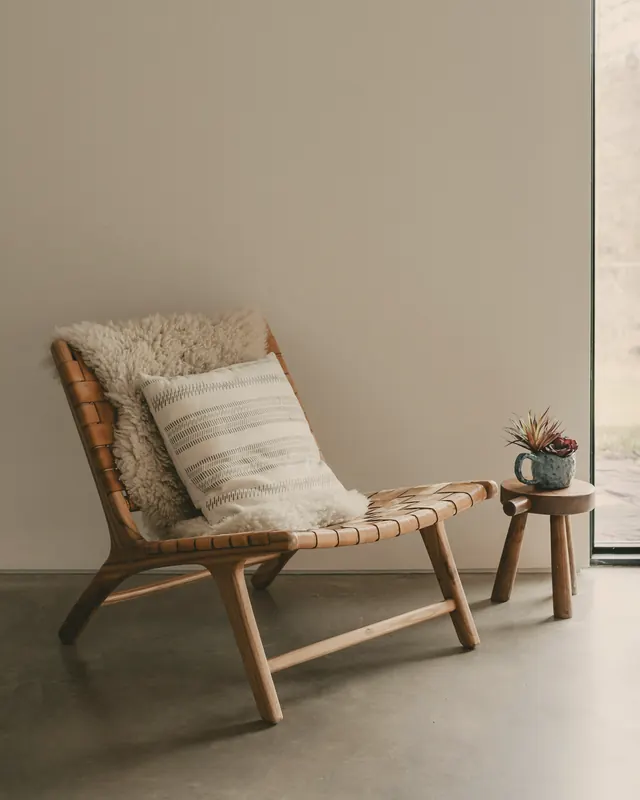 Fauteuil en cuir et guéridon dans un salon lumineux