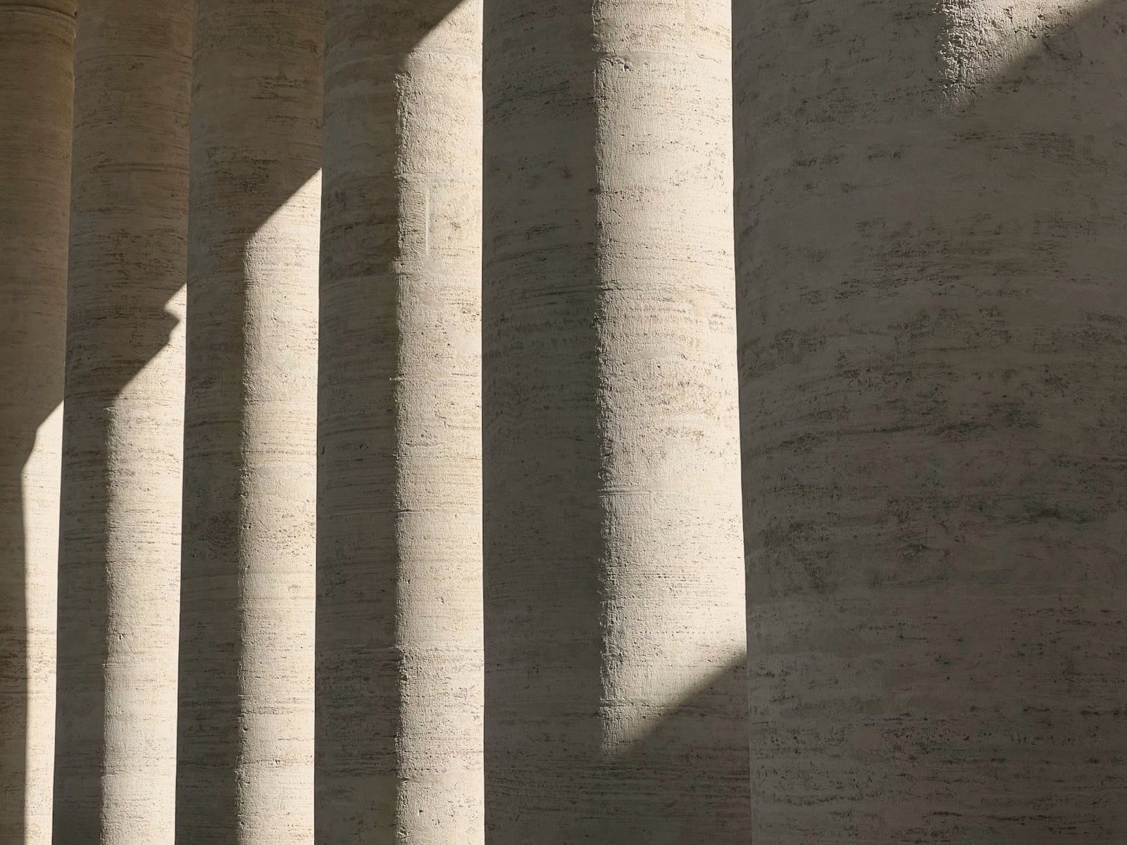 Colonnes en travertin striées d’ombre et de lumière