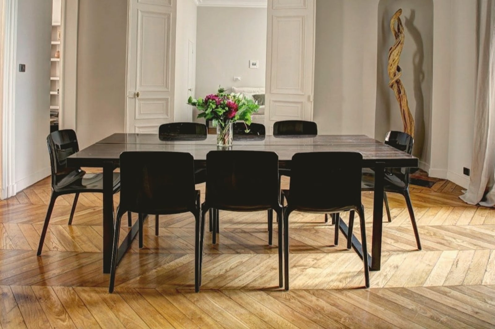 Appartement haussmannien : parquet en point de Hongrie, moulures, table et chaises noires