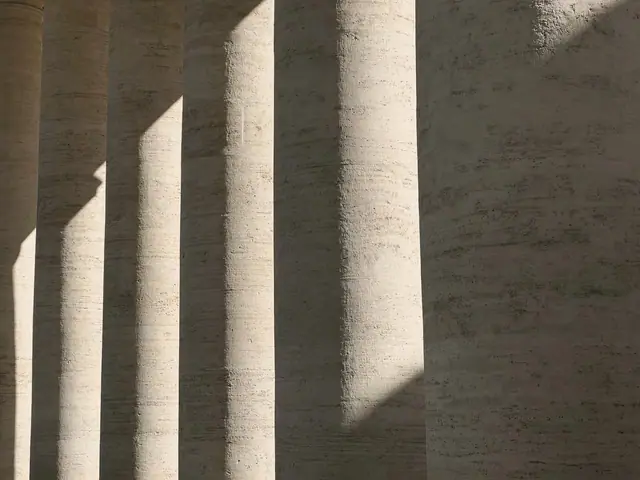 Colonnes en travertin striées d’ombre et de lumière